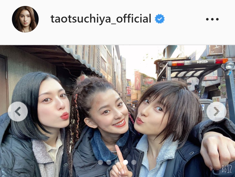 左から三吉彩花、朝比奈彩とのスリーショットを公開した土屋太鳳（土屋太鳳のインスタグラムより）