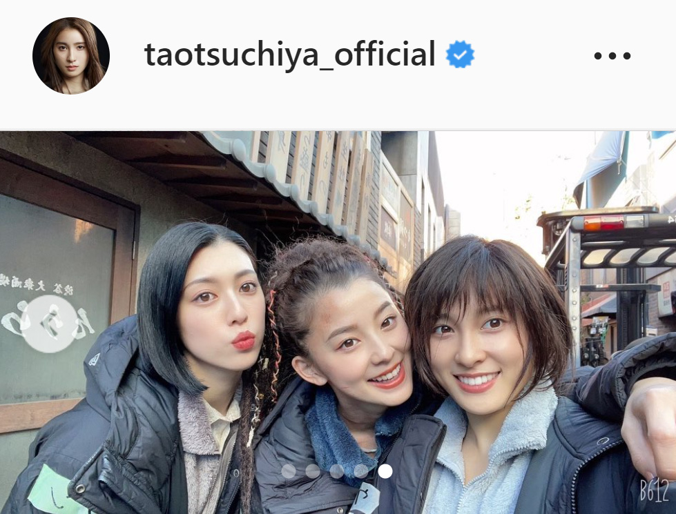 左から三吉彩花、朝比奈彩とのスリーショットを公開した土屋太鳳（土屋太鳳のインスタグラムより）