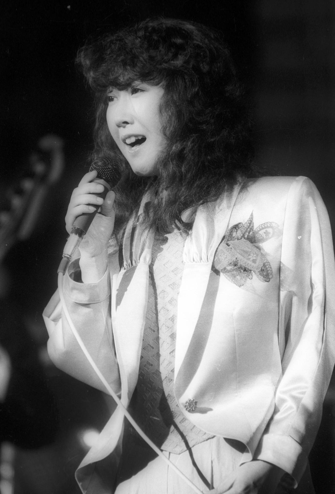 高橋真梨子写真館　第26回日本レコード大賞　「Triad」でアルバム大賞を獲得した高橋真梨子（35歳）＝1984年12月31日　ネガ番号＝文化A1400－2－6　＊入力藤野＊