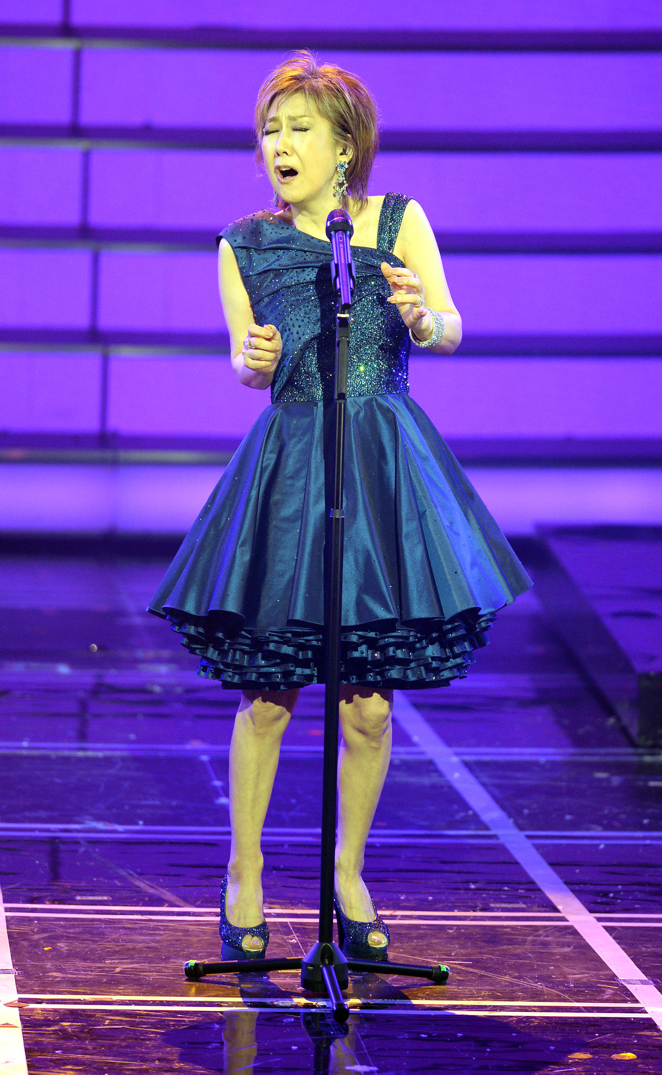 第64回NHK紅白歌合戦　「for you・・・」を歌う高橋真梨子＝2013年12月31日