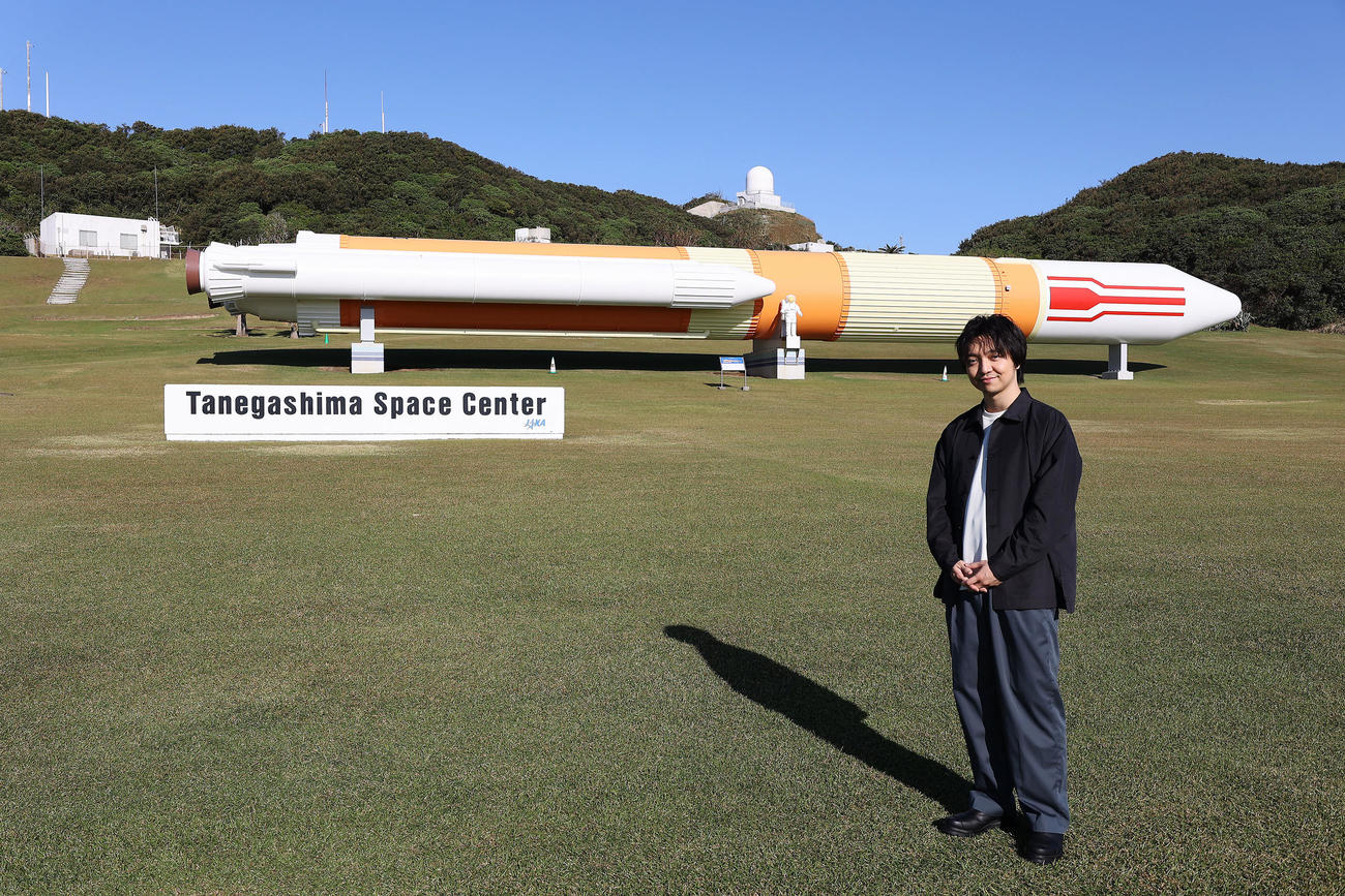 全長約50メートルのH2ロケットと三浦大知