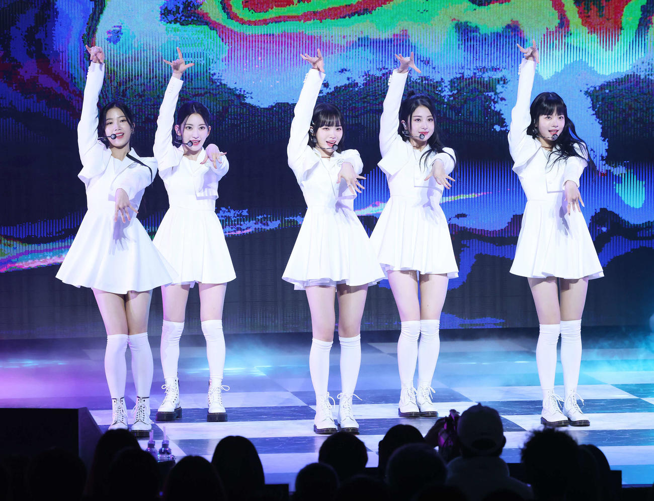 ステージでパフォーマンスするLE SSERAFIMの、左からKAZUHA、SAKURA、KIM CHAEWON、HUH YUNJIN、HONG EUNCHAE（撮影・河田真司）