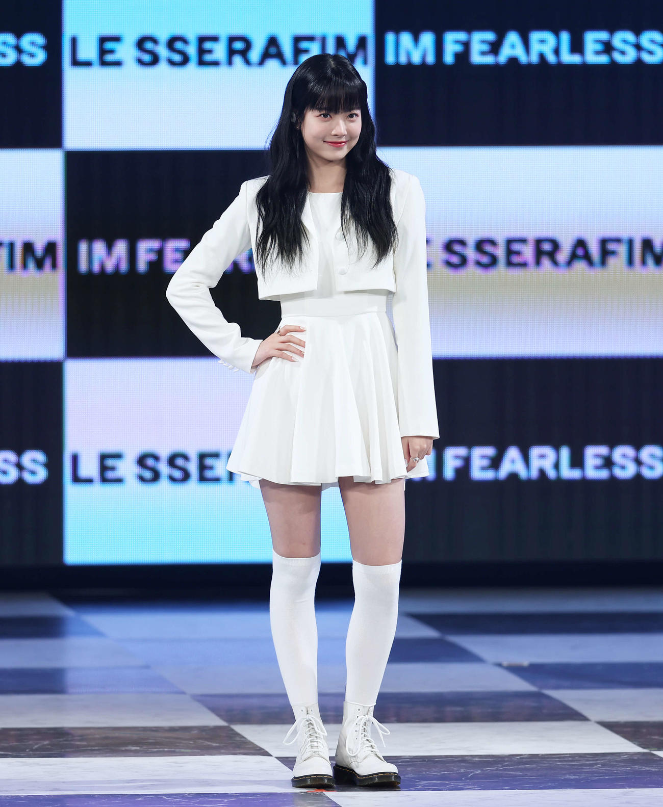 ポーズを決め写真に納まるLE SSERAFIMのHONG EUNCHAE（撮影・河田真司）