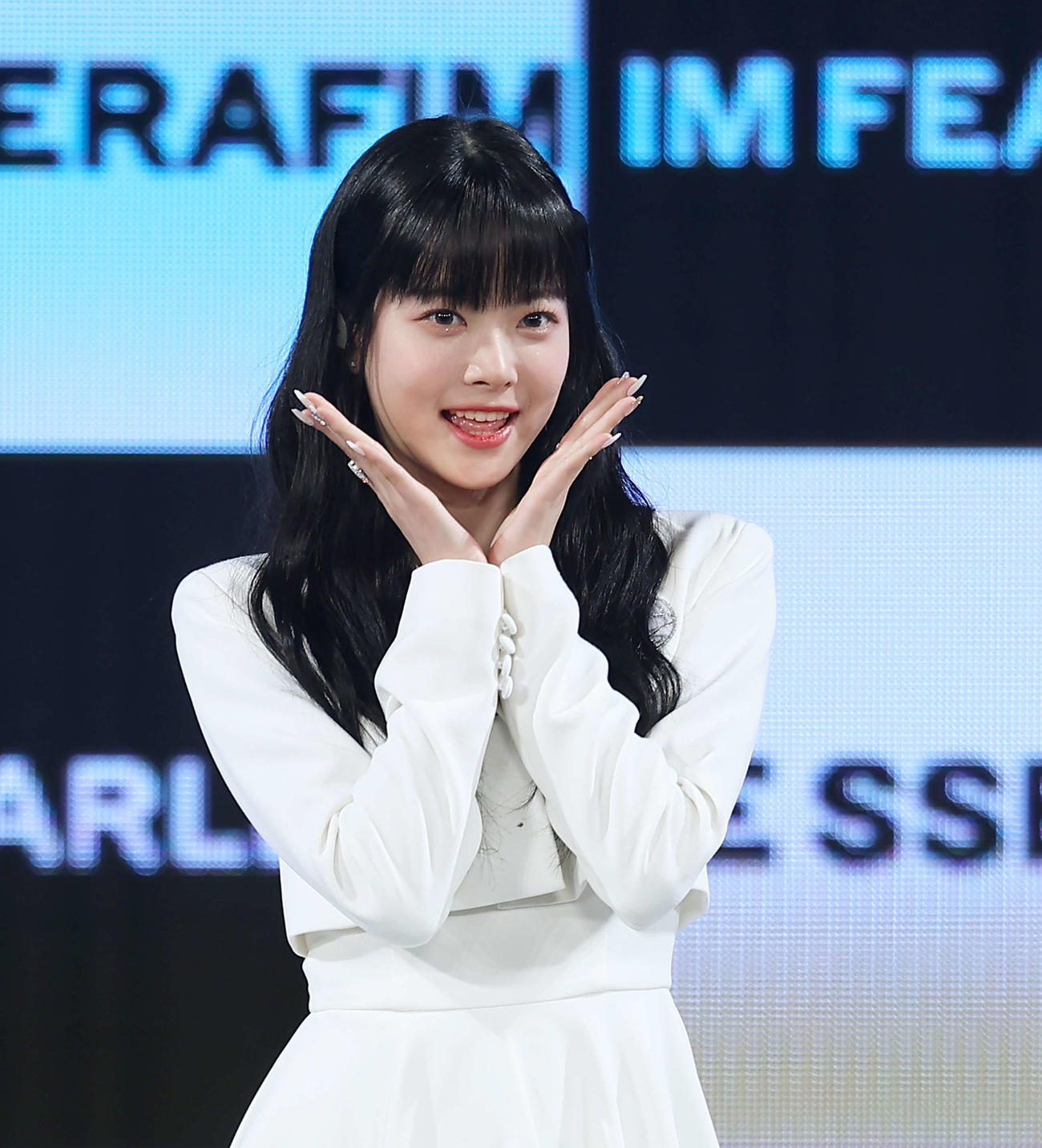 ポーズを決め写真に納まるLE SSERAFIMのHONG EUNCHAE（撮影・河田真司）