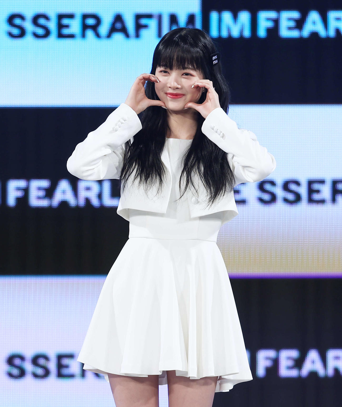 ポーズを決め写真に納まるLE SSERAFIMのHONG EUNCHAE（撮影・河田真司）