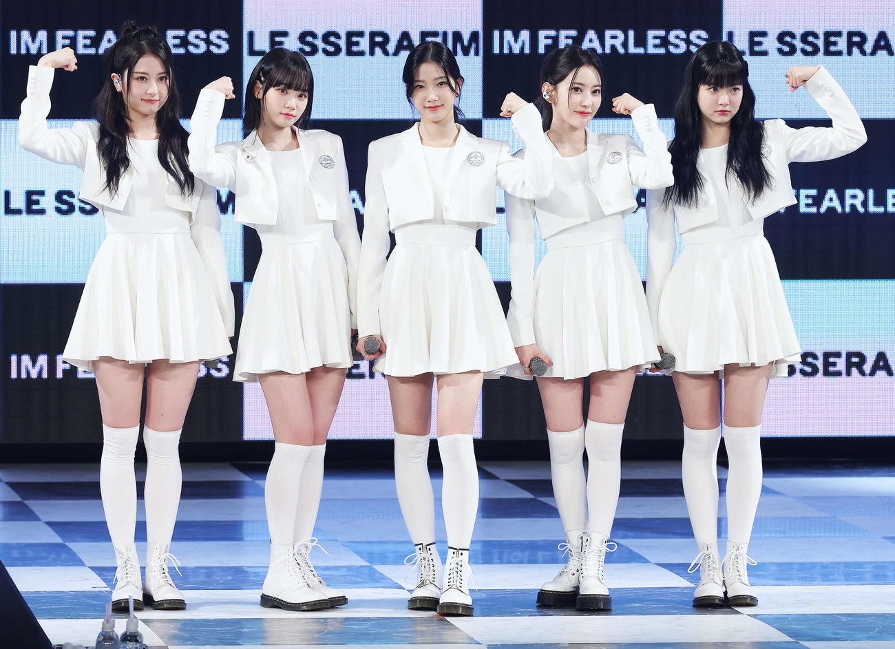フォトセッションでポーズを決め写真に納まるLE SSERAFIMの、左からHUH YUNJIN、KIM CHAEWON、KAZUHA、SAKURA、HONG EUNCHAE（撮影・河田真司）