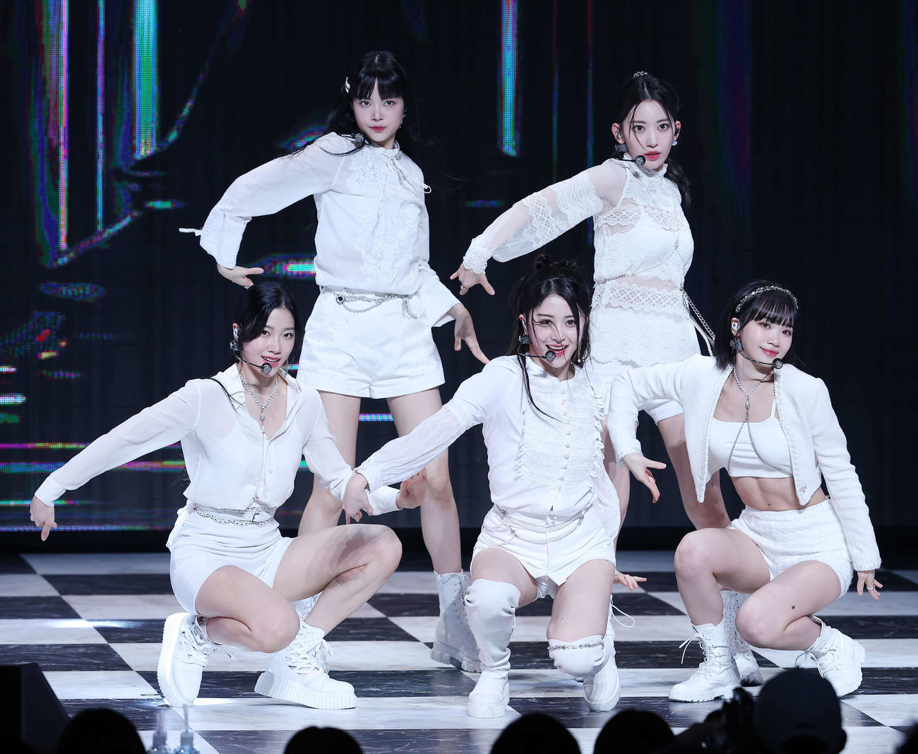 ステージでパフォーマンスするLE SSERAFIM。前列左からKAZUHA、HUH YUNJIN、KIM CHAEWON、後列左からHONG EUNCHAE、SAKURA（撮影・河田真司）