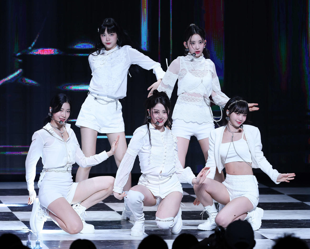 ステージでパフォーマンスするLE SSERAFIM。前列左からKAZUHA、HUH YUNJIN、KIM CHAEWON、後列左からHONG EUNCHAE、SAKURA（撮影・河田真司）