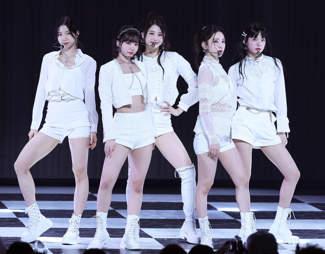 ステージでパフォーマンスするLE SSERAFIM。左からKAZUHA、KIM CHAEWON、HUH YUNJIN、SAKURA、HONG EUNCHAE（撮影・河田真司）