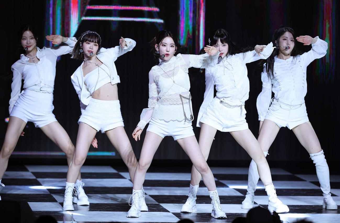 ステージでパフォーマンスするLE SSERAFIM。左からKAZUHA、KIM CHAEWON、SAKURA、HONG EUNCHAE、HUH YUNJIN（撮影・河田真司）