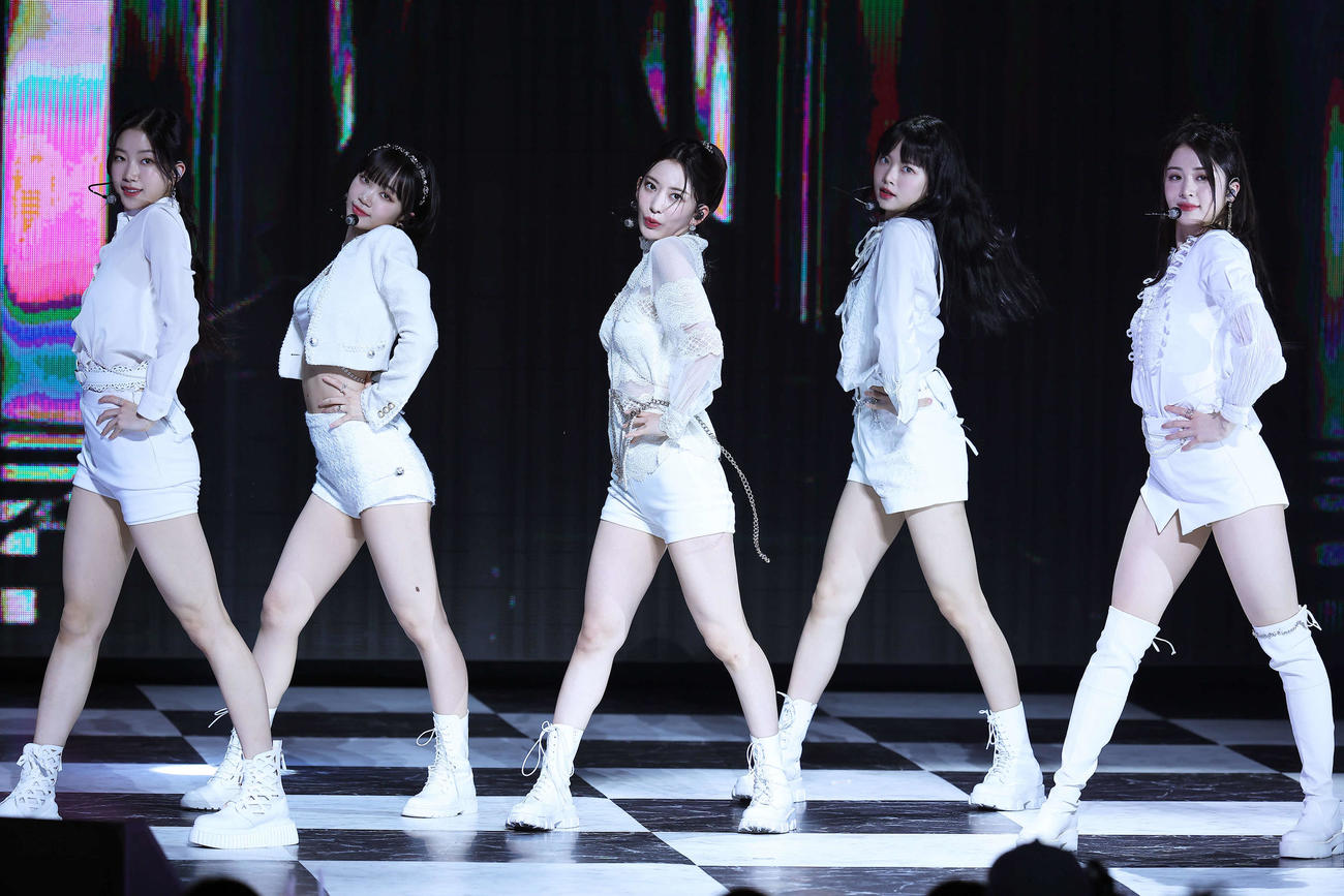 ステージでパフォーマンスするLE SSERAFIM。前列左からKAZUHA、KIM CHAEWON、SAKURA、HONG EUNCHAE、HUH YUNJIN（撮影・河田真司）