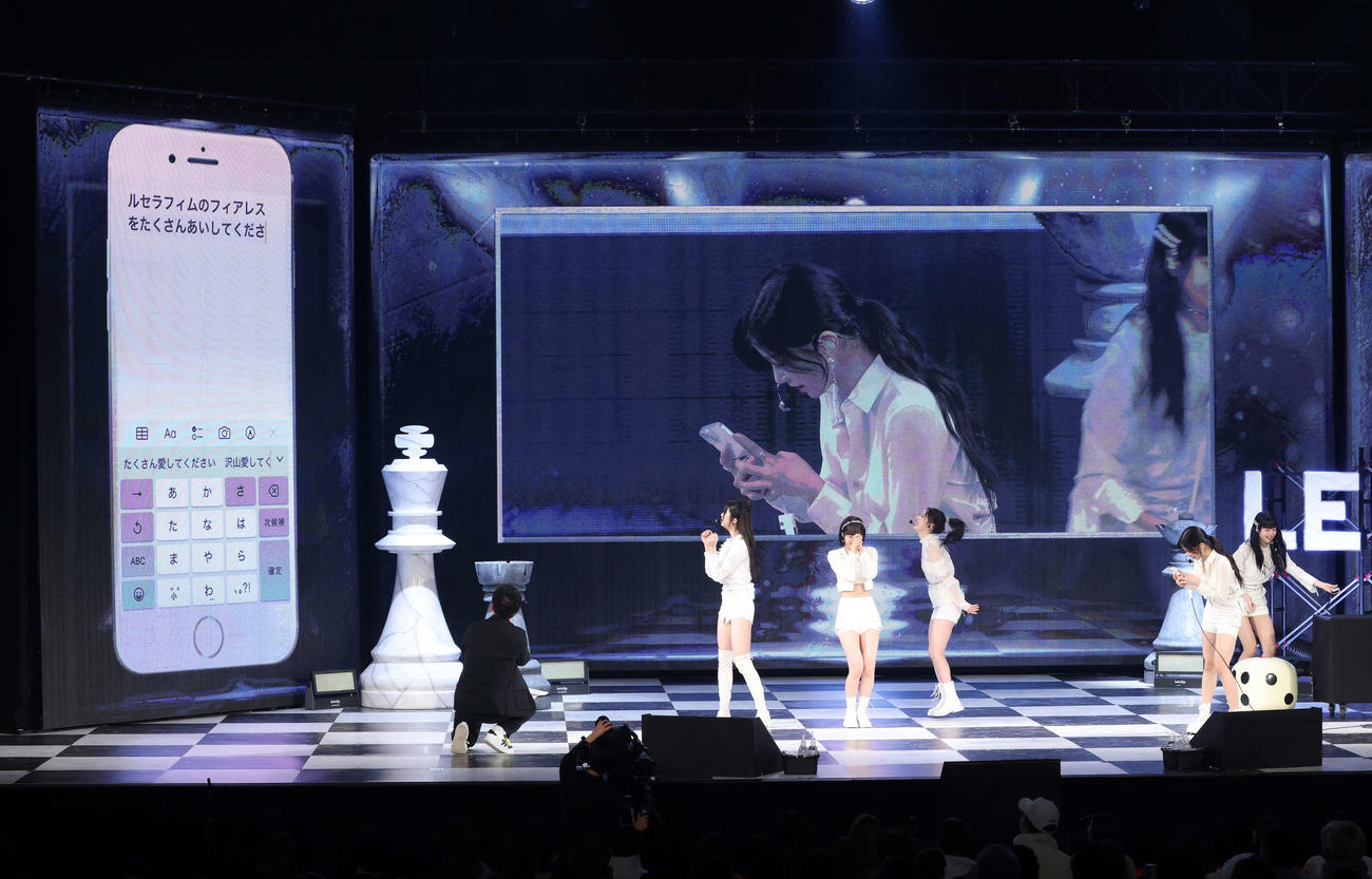 ステージでゲームに挑戦するLE SSERAFIM（撮影・河田真司）
