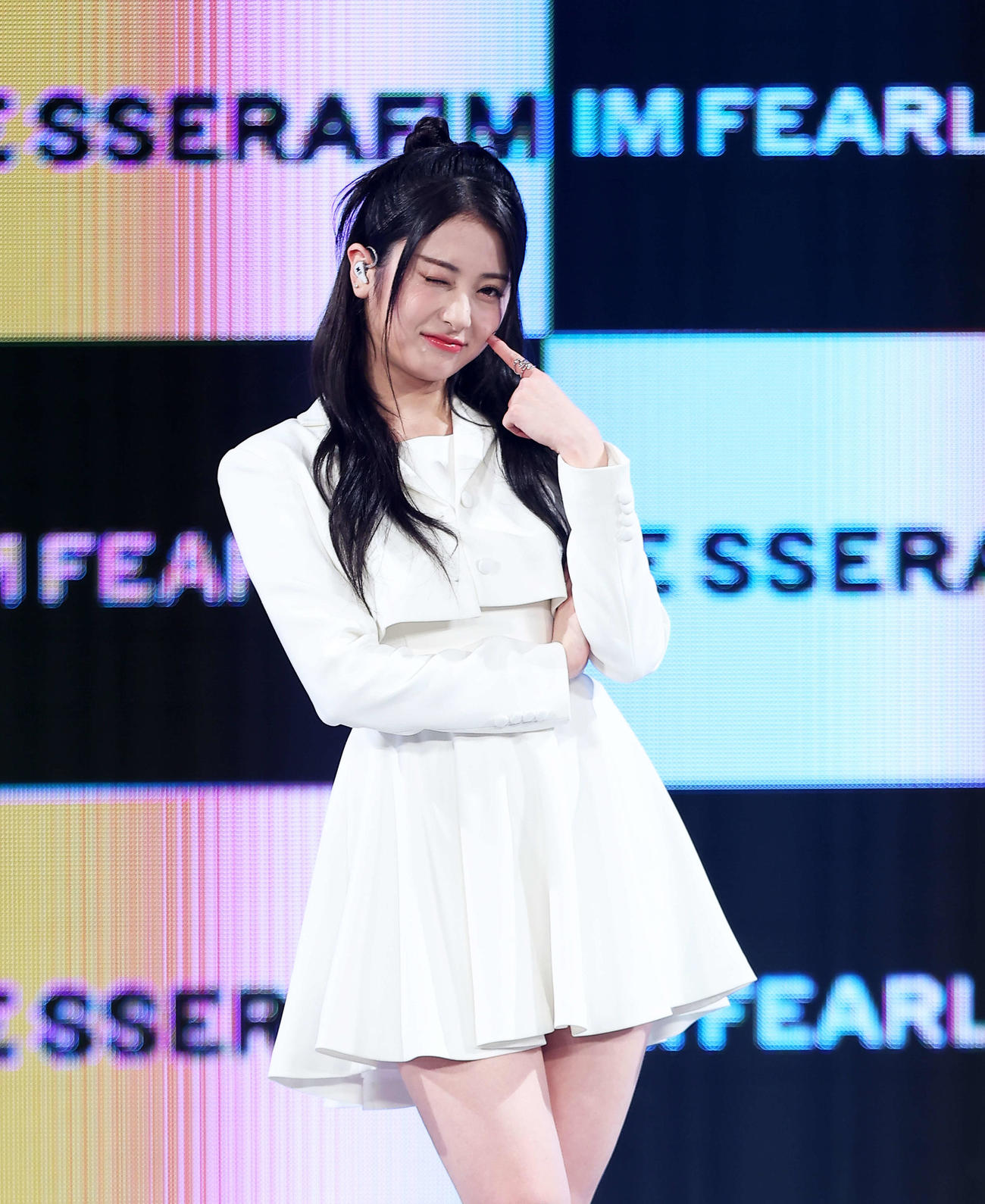 ポーズを決め写真に納まるLE SSERAFIMのHUH YUNJIN（撮影・河田真司）