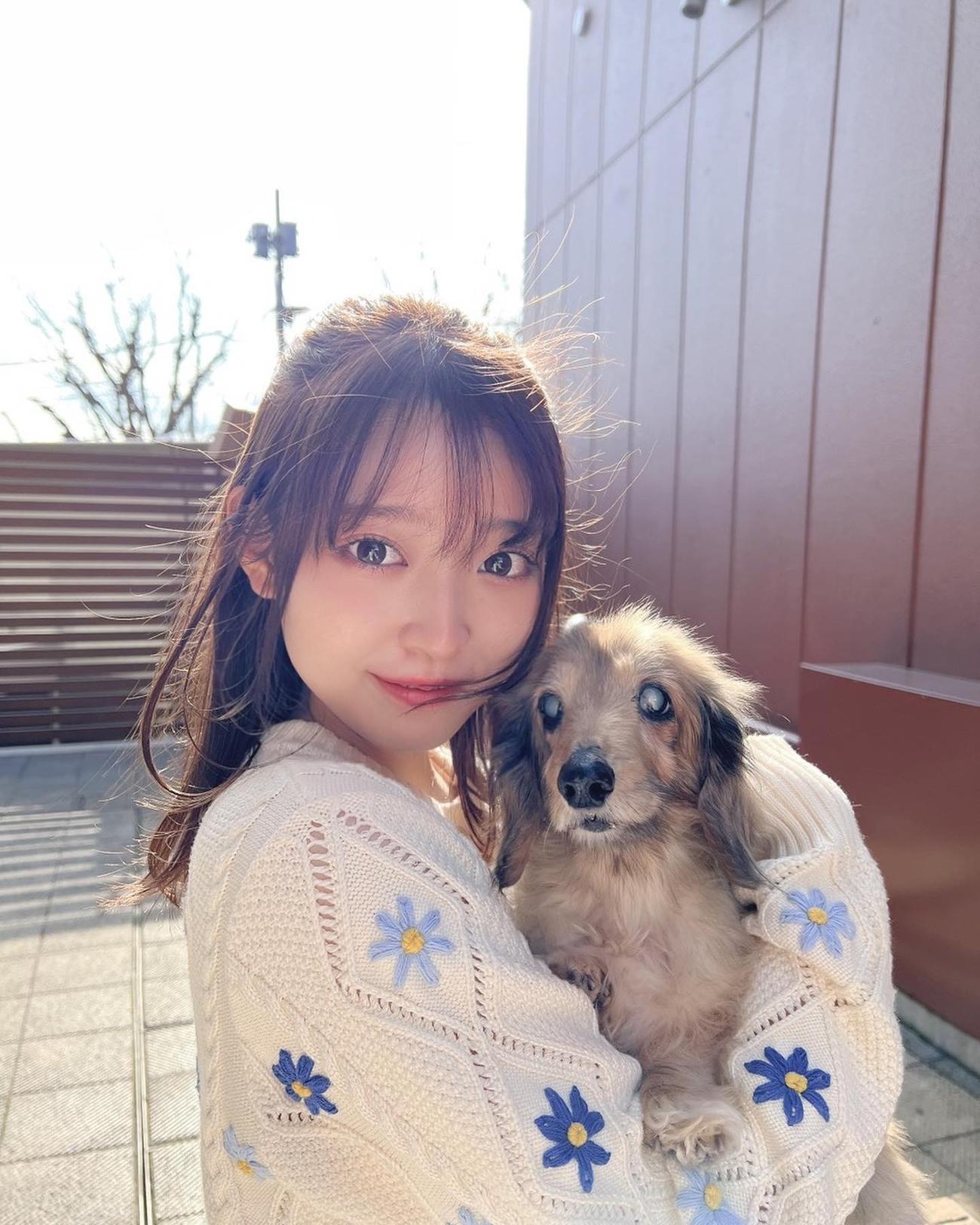 愛犬を抱っこする乃木坂46阪口珠美。阪口珠美公式インスタグラムより