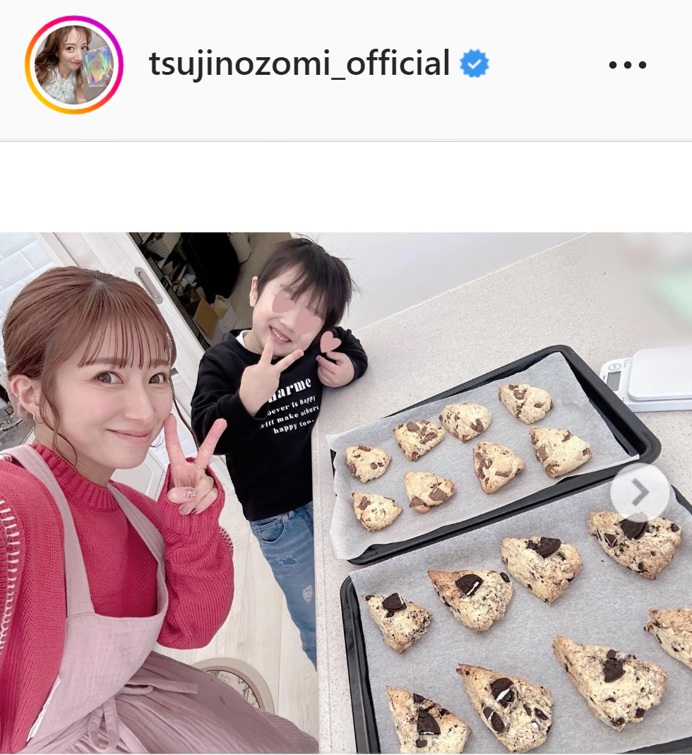 三男とスコーンの前でピースする辻希美（辻希美のインスタグラムより）