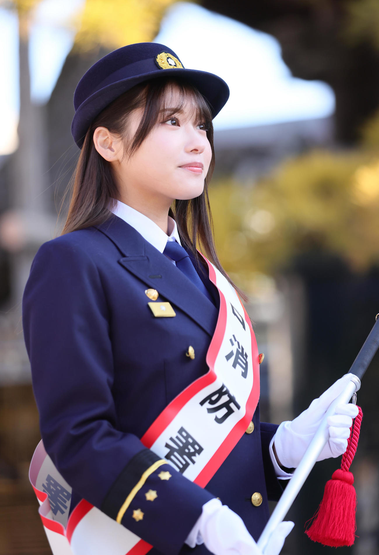 金町消防署の「一日消防署長」を務めた古田愛理は指揮棒を受け取る（撮影・足立雅史）
