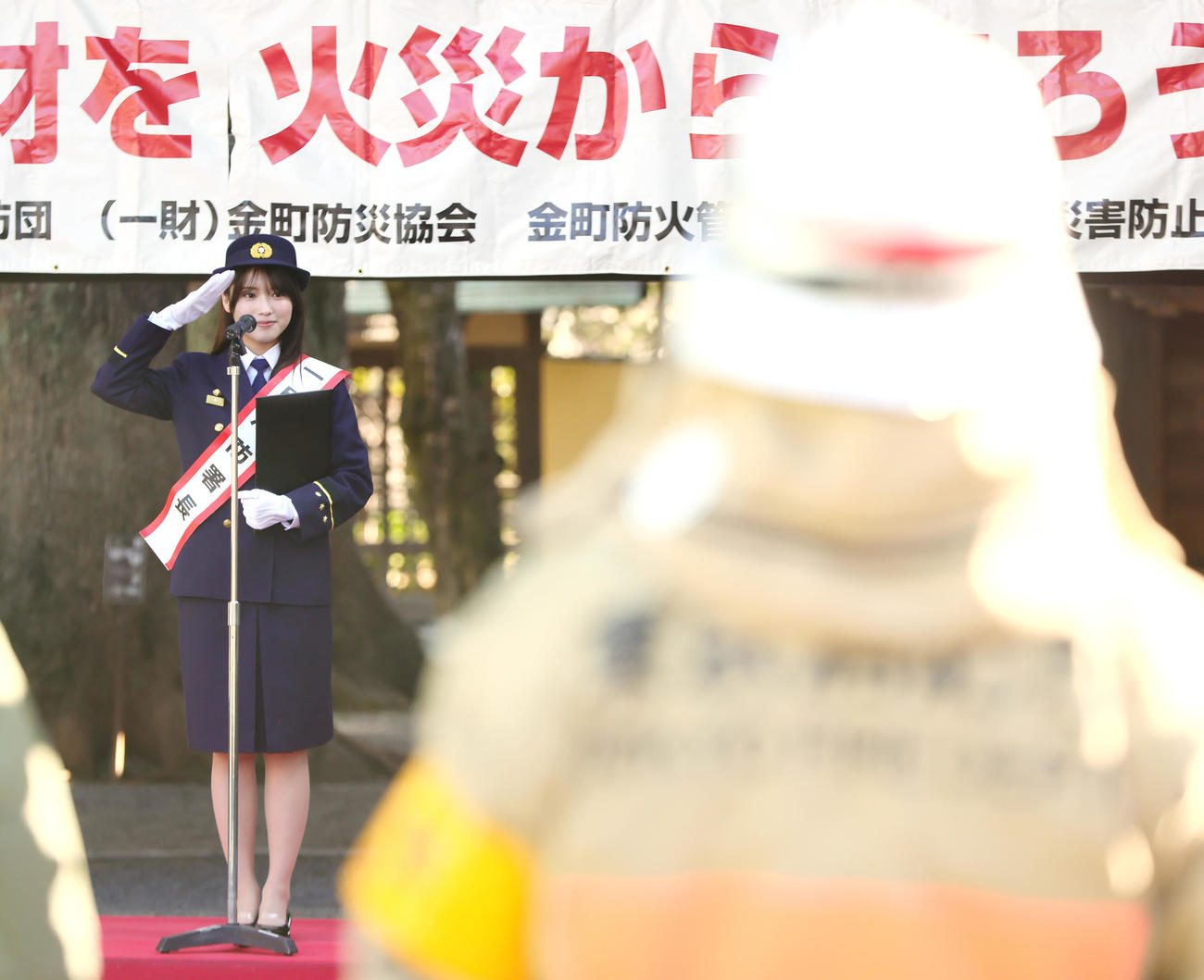 金町消防署の「一日消防署長」を務めた古田愛理（左）は署員らを前に話す（撮影・足立雅史）