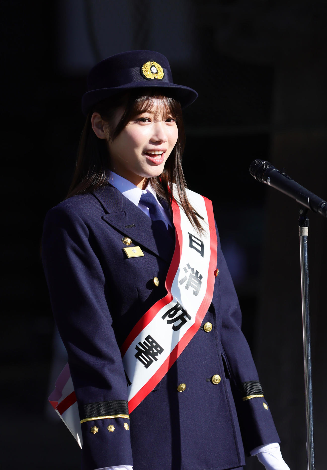 金町消防署の「一日消防署長」を務めた古田愛理は署員らを前に話す（撮影・足立雅史）
