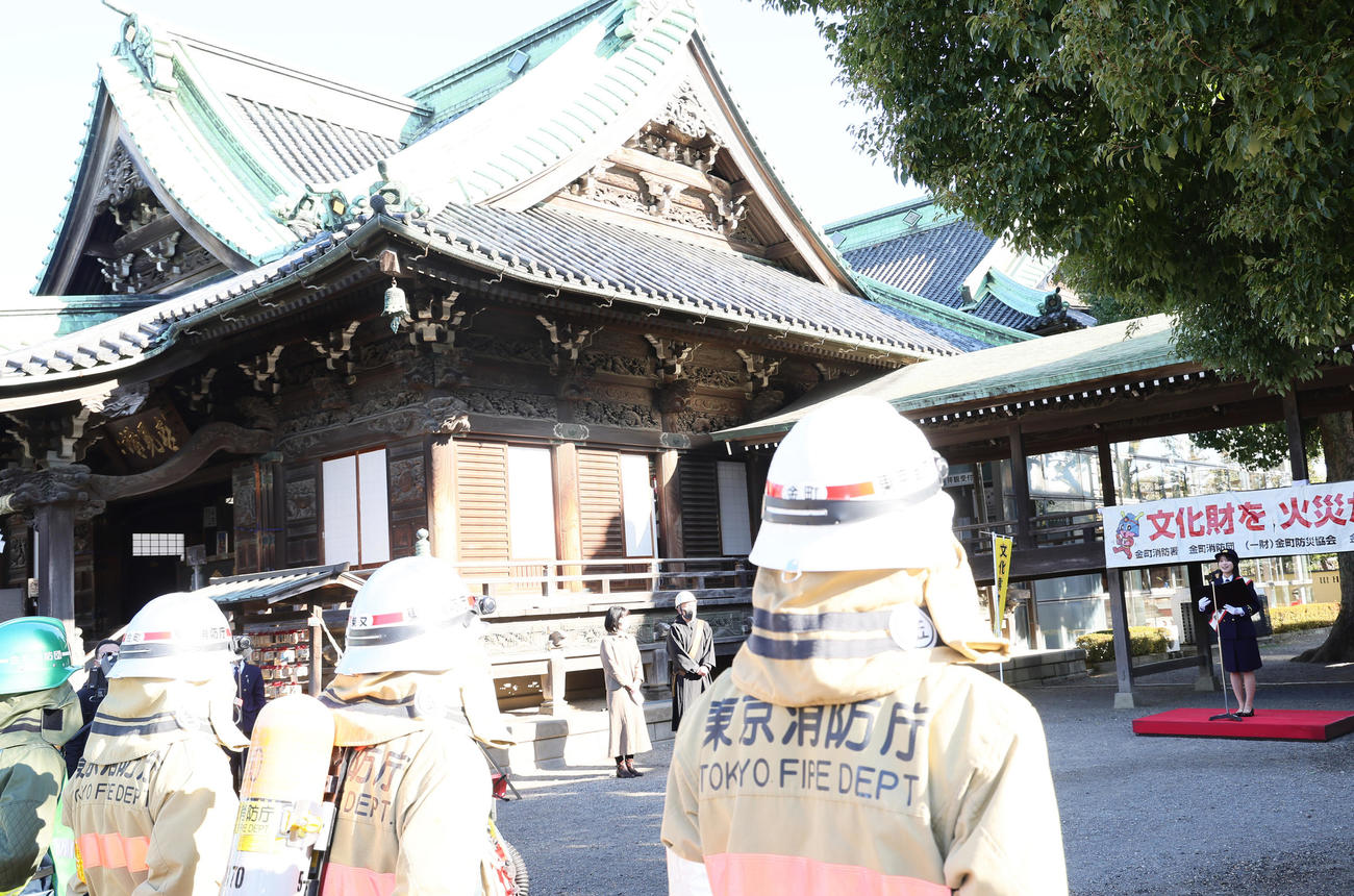 金町消防署の「一日消防署長」を務めた古田愛理は署員らを前に話す（撮影・足立雅史）
