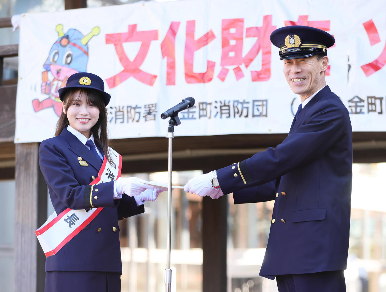 金町消防署の「一日消防署長」を務めた古田愛理（左）は五十嵐潤一署長から感謝状を受け取り笑顔（撮影・足立雅史）