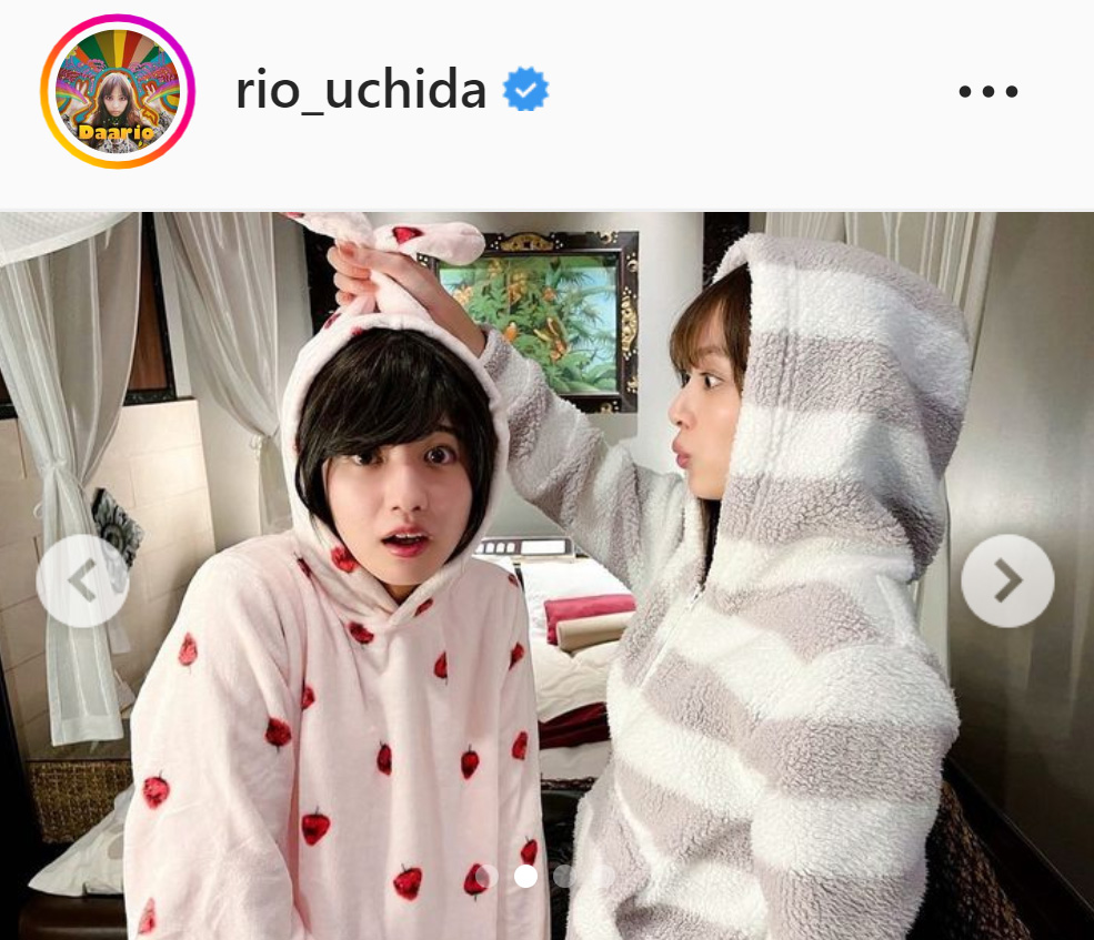 内田理央（右）にフードをつかまれ驚いた表情のゆうたろう（内田理央のインスタグラムより）