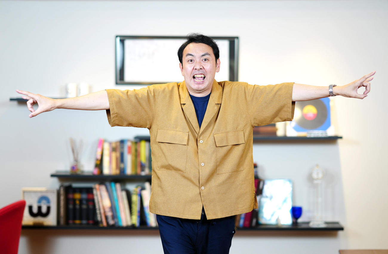 「ジャンガジャンガ」ポーズを披露するお笑いコンビ、アンガールズの田中卓志（22年9月1日撮影）
