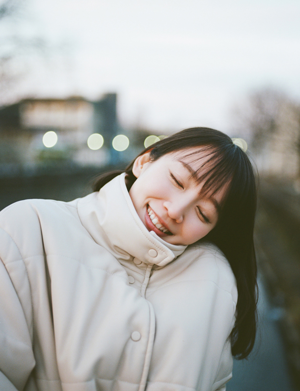 笑顔を見せる吉岡里帆「吉岡里帆Wアニバーサリー写真集『日日』」（マガジンハウス）
