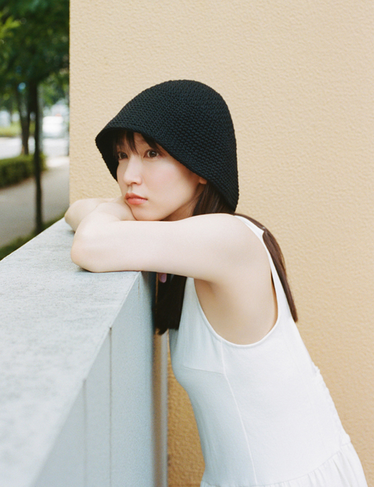 アンニュイな表情の吉岡里帆「吉岡里帆Wアニバーサリー写真集『日日』」（マガジンハウス）