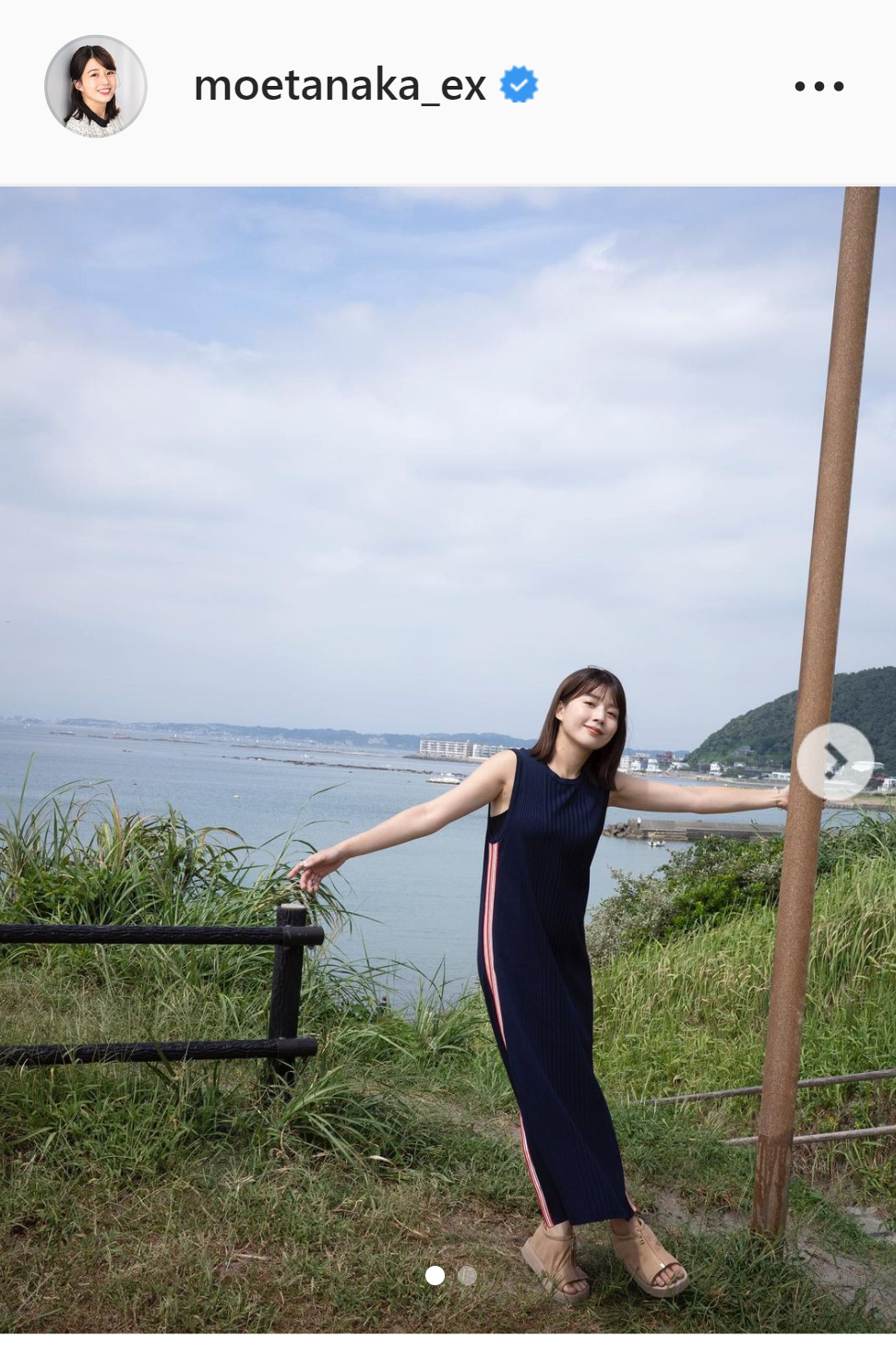 紺色ノースリーブ姿の写真を披露した田中萌アナウンサー（インスタグラムより）