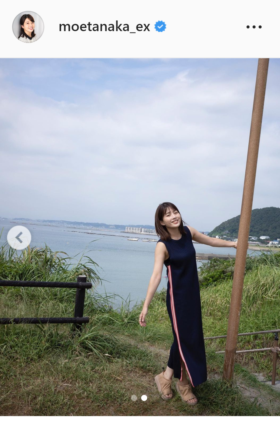 紺色ノースリーブ姿の写真を披露した田中萌アナウンサー（インスタグラムより）