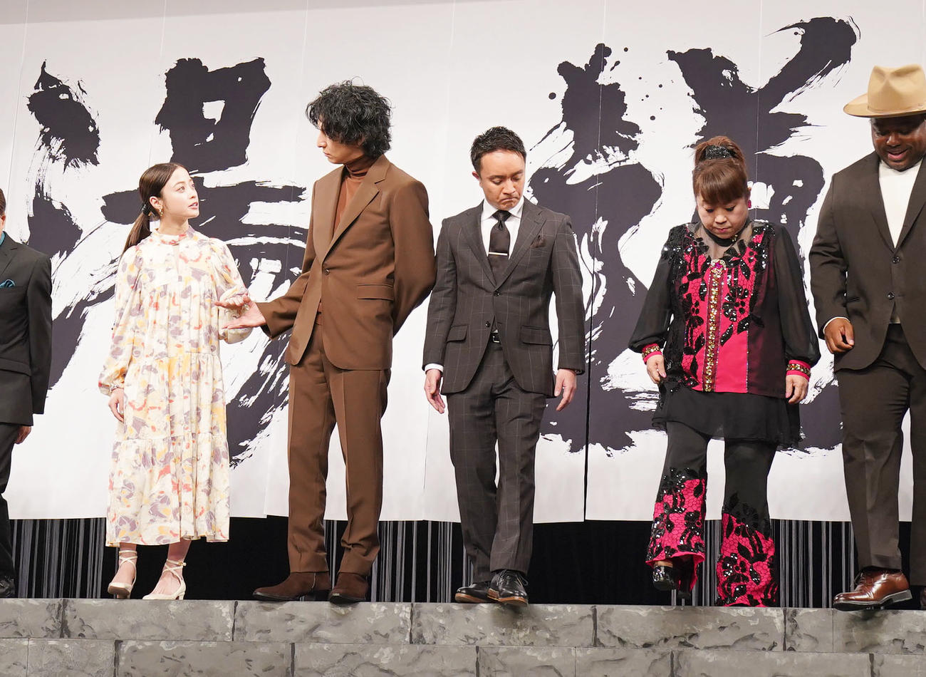 舞台あいさつに登場し橋本環奈（左）をエスコートする生田斗真（同2人目）。右からクリス・ハート、天童よしみ、濱田岳（撮影・横山健太）