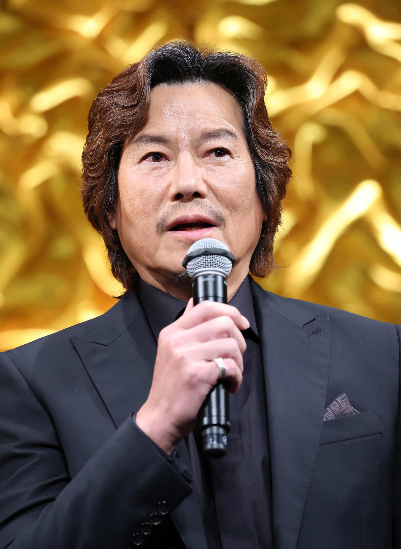 映画「仕掛人・藤枝梅安」で舞台あいさつする豊川悦司（撮影・丹羽敏通）