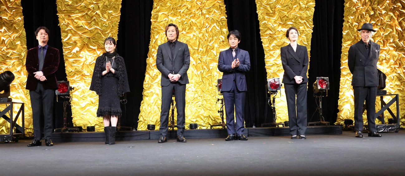 映画「仕掛人・藤枝梅安」舞台あいさつで登壇した、左から椎名桔平、菅野美穂、豊川悦司、片岡愛之助、天海祐希、佐藤浩市（撮影・丹羽敏通）
