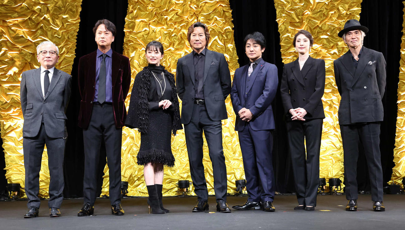 映画「仕掛人・藤枝梅安」舞台あいさつで写真に納まる、左から河毛俊作監督、椎名桔平、菅野美穂、豊川悦司、片岡愛之助、天海祐希、佐藤浩市（撮影・丹羽敏通）