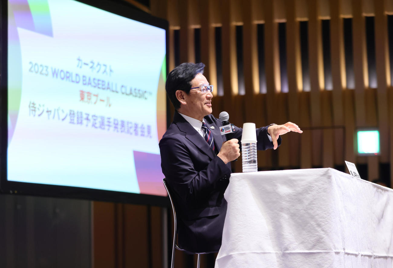 WBCメンバー発表会見で笑顔を見せる侍ジャパン栗山監督（撮影・足立雅史）