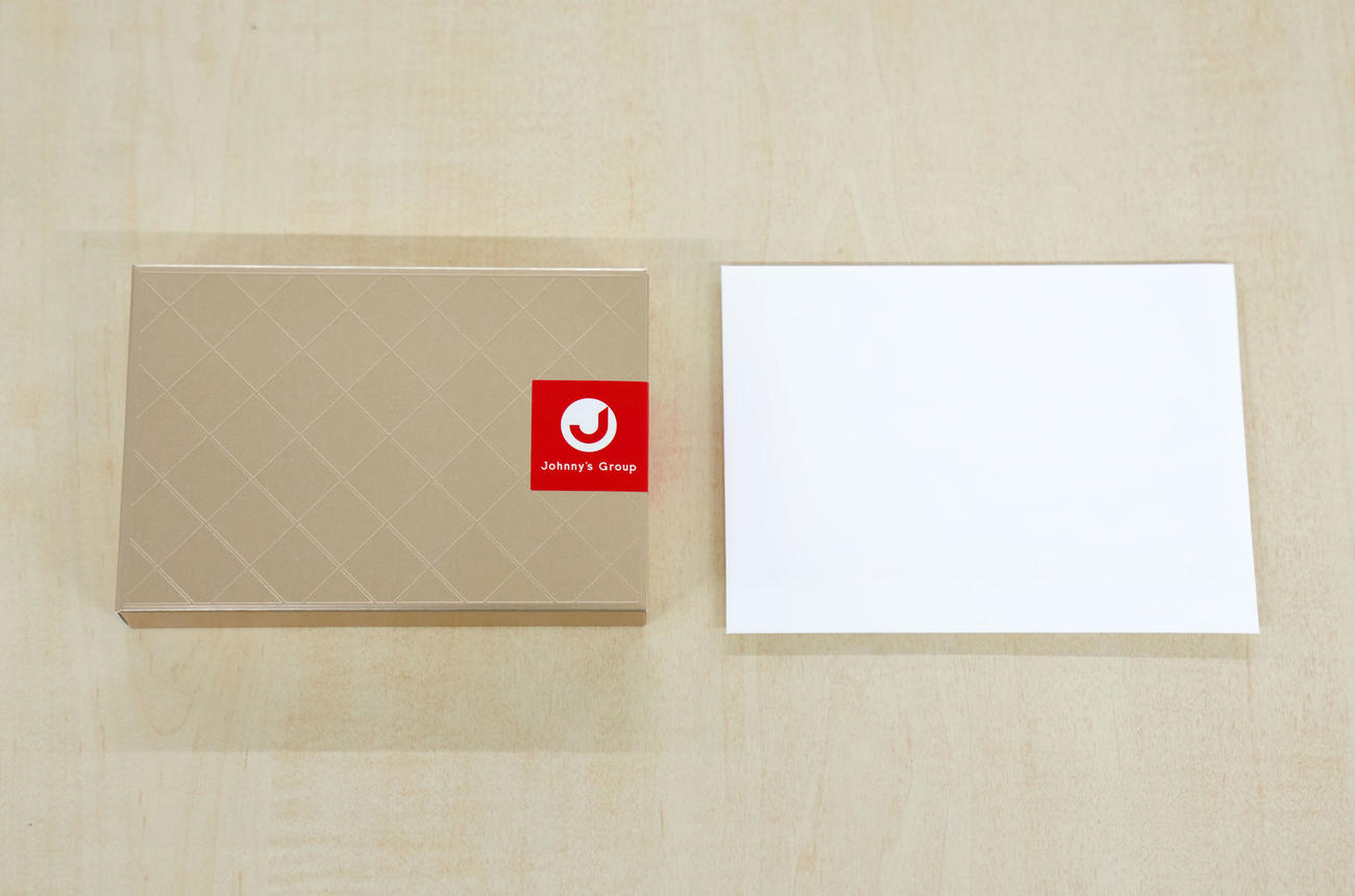 結婚を発表したKis－My－Ft2の横尾渉から会社宛に送られてきた「BABBI」のウエハースと手紙（撮影・横山健太）