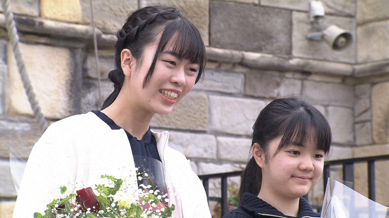 取材に応じる上野愛咲美女流棋聖（左）仲邑菫三段