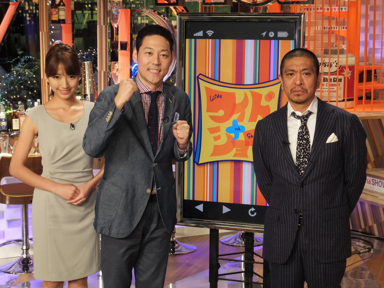 2013年、フジテレビ系新深夜番組「ワイドナショー」初回収録後の囲み会見。左から司会の同局三田友梨佳アナ＆タレント東野幸治、レギュラーコメンテーターのダウンタウン松本人志