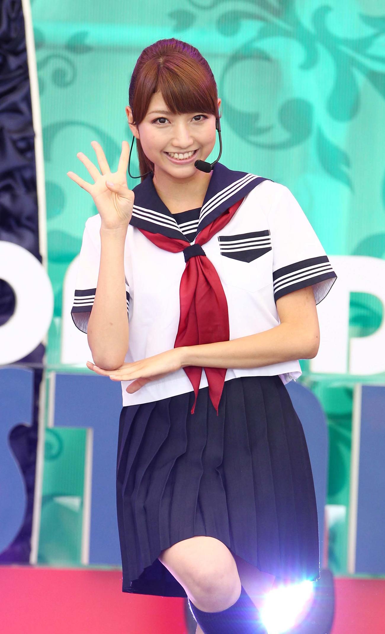 2012年8月、CD発売記念イベントで歌って踊る三田友梨佳アナ（撮影・神戸崇利）