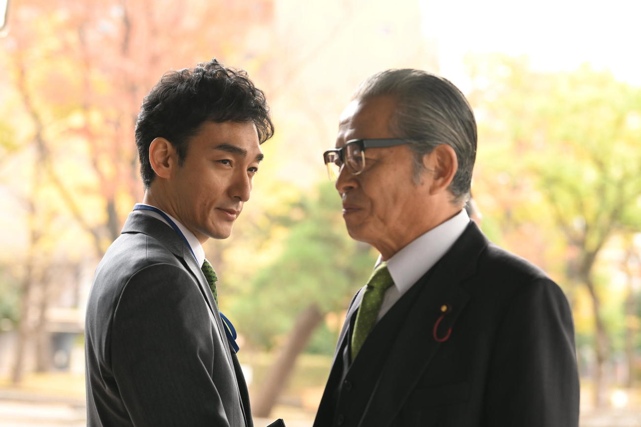 「罠の戦争」に出演する草なぎ剛（左）と本田博太郎（C）カンテレ