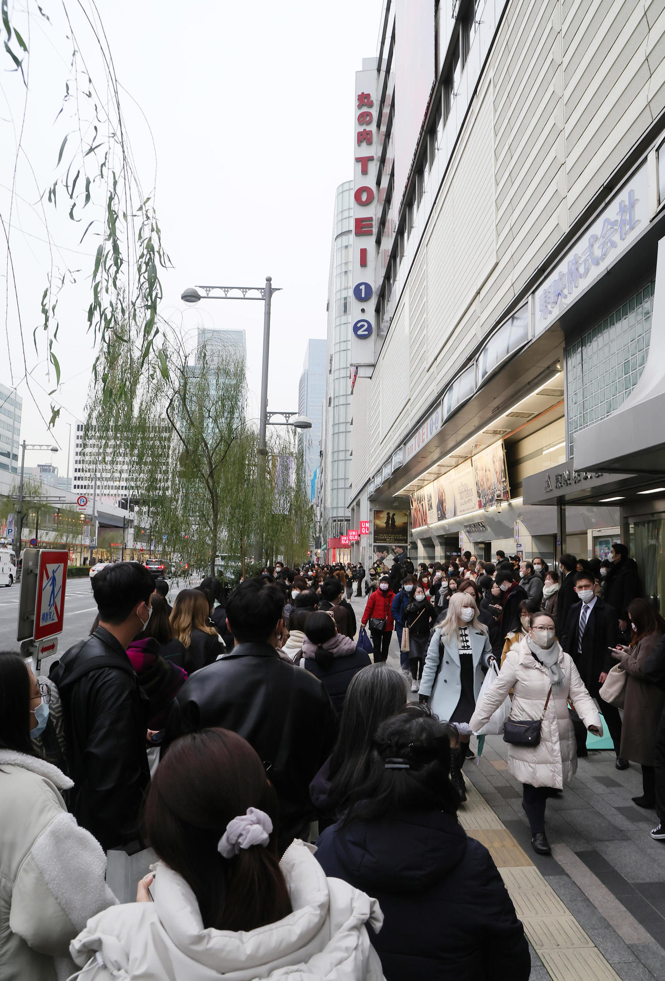 映画「レジェンド＆バタフライ」初日舞台あいさつを前に映画館前に多くの人が集まる（撮影・足立雅史）