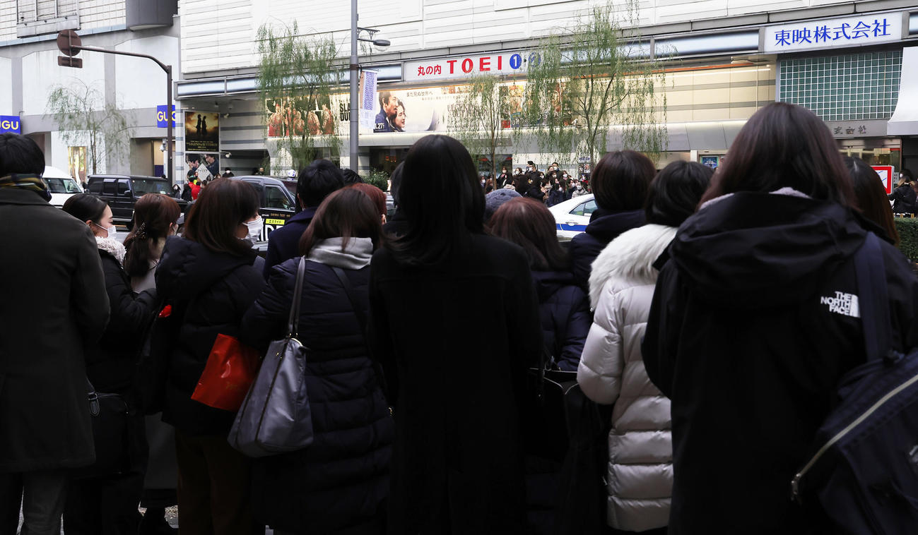映画「レジェンド＆バタフライ」初日舞台あいさつを前に映画館前に多くの人が集まる（撮影・足立雅史）