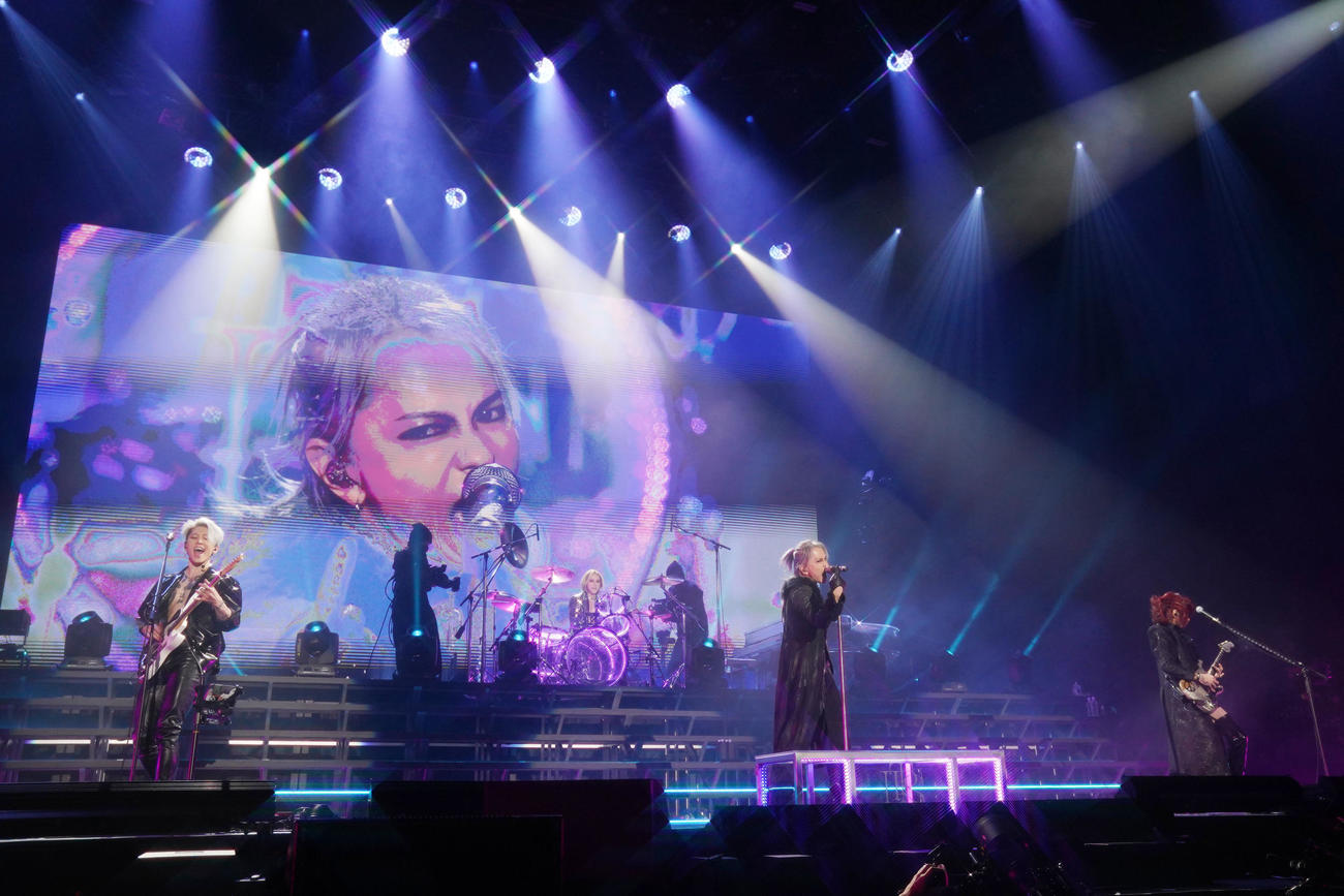熱唱するTHE LAST ROCKSTARS。左からMIYAVI、YOSHIKI、HYDE、SUGIZO（撮影・横山健太）