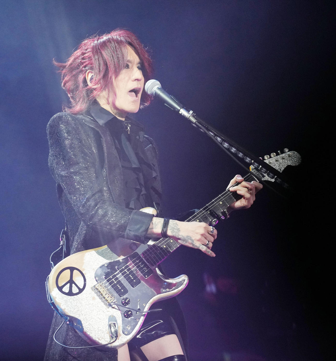 熱唱するTHE LAST ROCKSTARSのSUGIZO（撮影・横山健太）