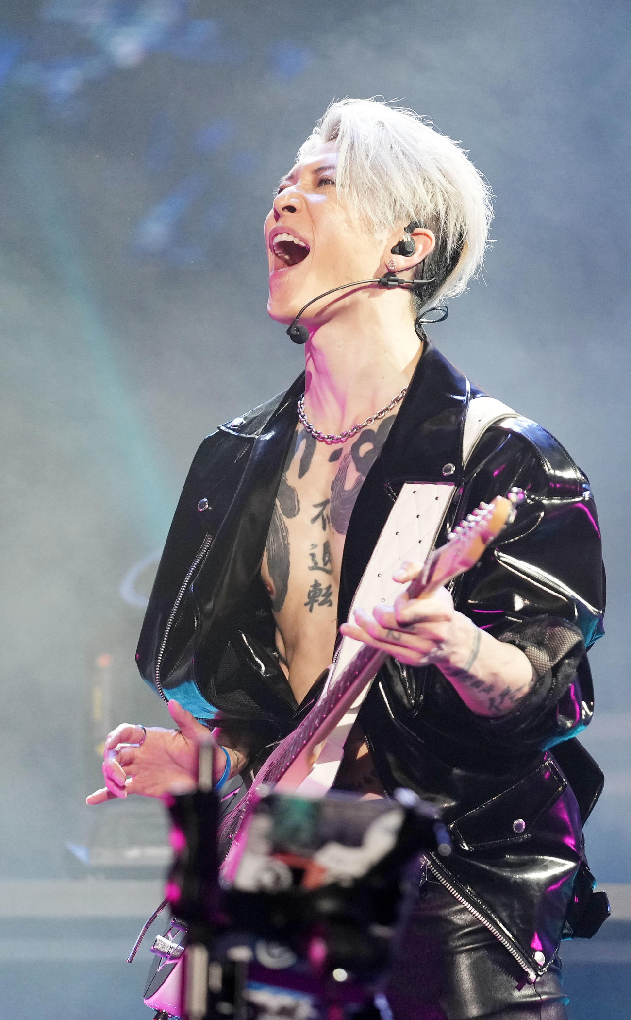 熱唱するTHE LAST ROCKSTARSのMIYAVI（撮影・横山健太）
