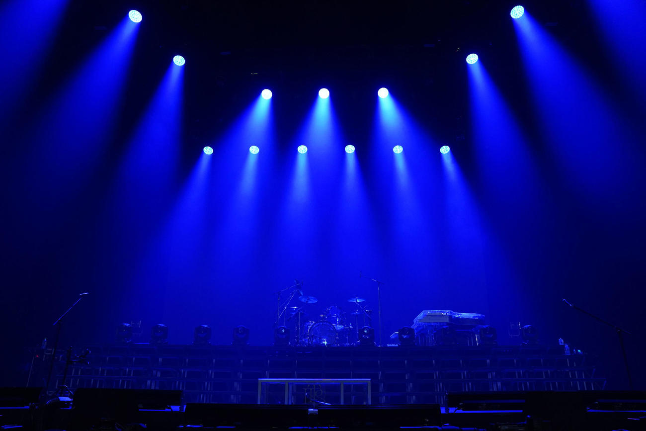 開演時間を過ぎてもTHE LAST ROCKSTARSは現れず静まり返るステージ（撮影・横山健太）