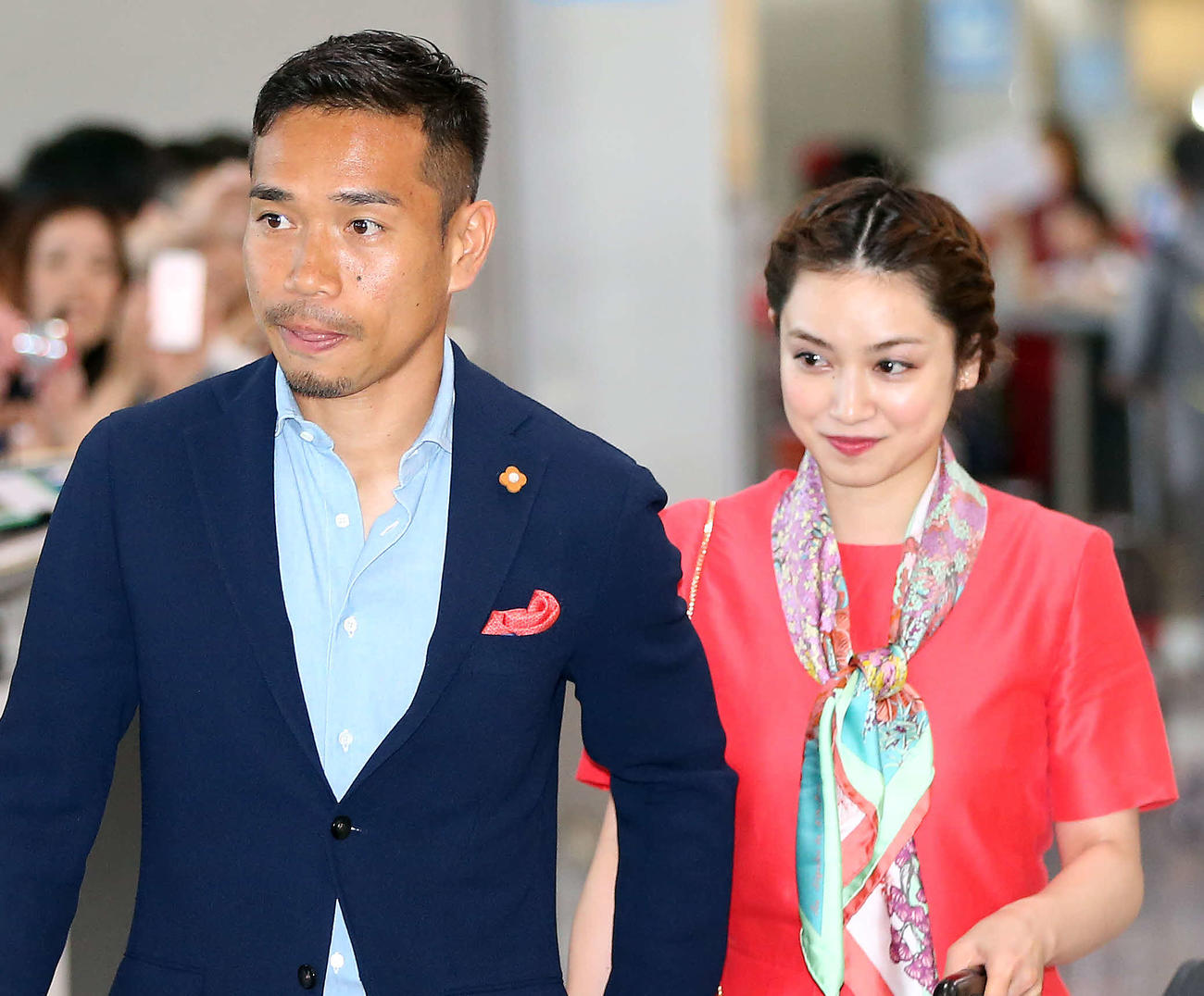 長友佑都、平愛梨（右）（2017年5月撮影）