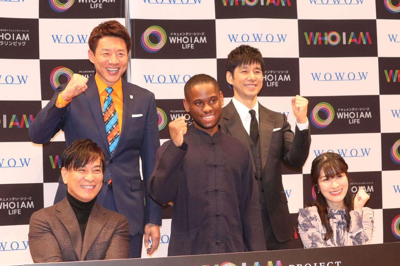 国際パラリンピック委員会とWOWOWの共同プロジェクト「『WHO I AM』新シーズン記念トークイベント」に登壇した、左から陸上パラの伊藤智也選手、松岡修造、マイケル・ハウウェル氏、猪狩ともか、西島秀俊（撮影・加藤理沙）