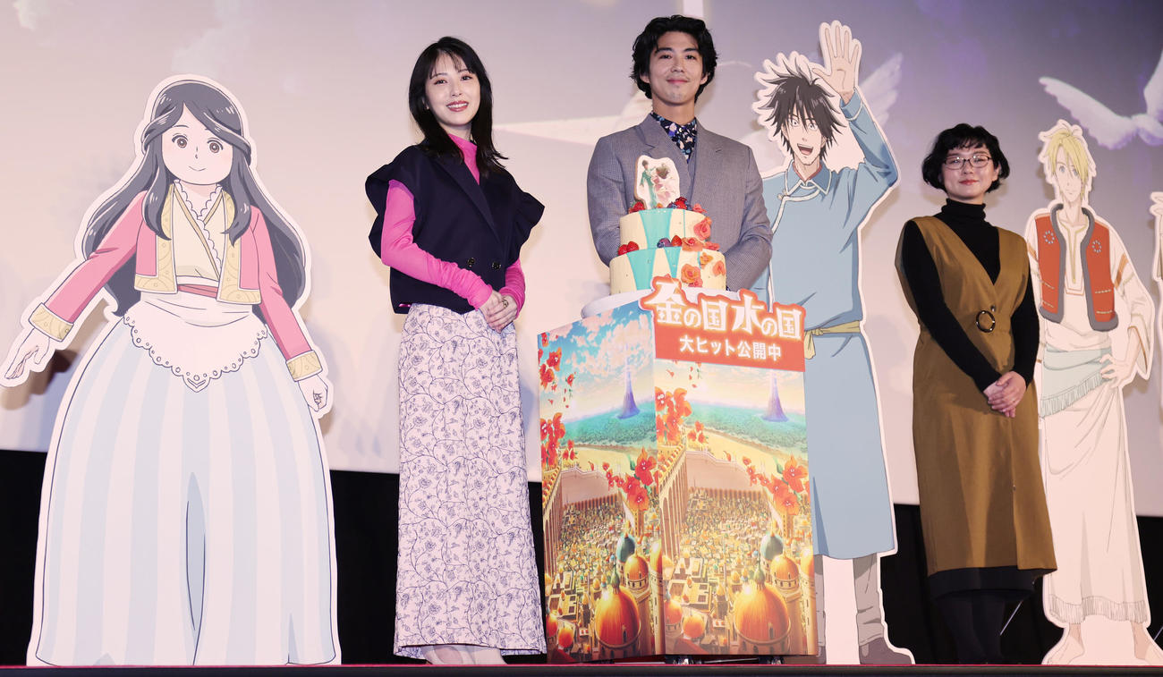 映画「金の国　水の国」公開記念舞台あいさつを行った左から浜辺美波、賀来賢人、渡辺こと乃監督（撮影・野上伸悟）