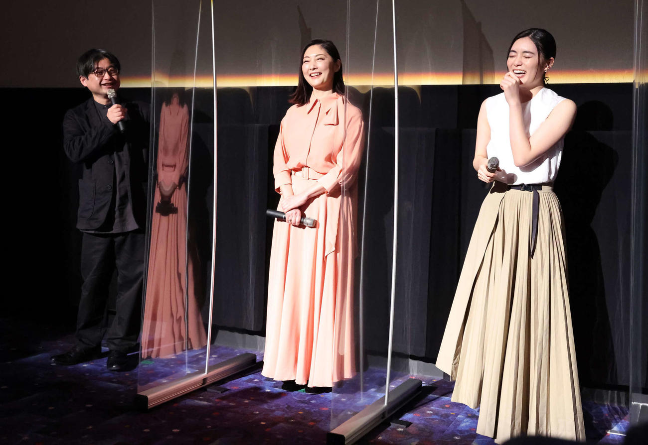 まつむらしんご監督（左）からオーディションの服装が洗練されてなかったのが決め手と打ち明けられ笑い出す吉田美月喜（右）。中央は常盤貴子（撮影・丹羽敏通）